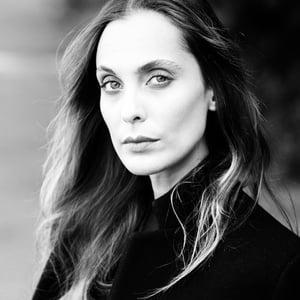 portrait en noir et blanc style cinématographique de la comédienne David martelli 