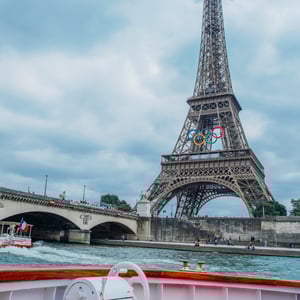 photo sur un bateau lors d'un événement coca cola sur la seine en face de la Tour Eiffel avant les jeux olympiques de paris 