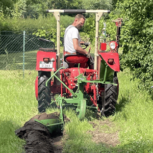 Schweres Gerät musste her .. Traktor mit Pflug. Thomas in Aktion.