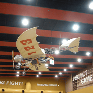 プロペラ飛行機　パチンコ店内装