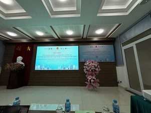 Two screens that show Vietnamese and English slides