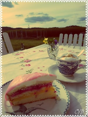 Kaffe med prinsesstårta i trädgården... Vilken perfekt dag!