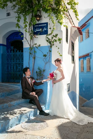 ブーケの色は赤やオレンジ、黄色、ピンクがお勧め。モロッコ青い街シャウエン撮影。実加のブログ