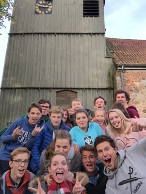 Ehrenamtlichenfreizeit vor der Hollenstedter Kirche