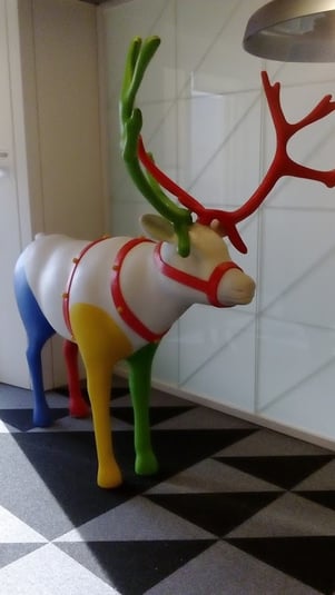 Restauración en un corpóreo de Reno estropeado en las oficinas de Google Madrid