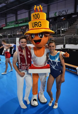 Aurélie et Raoul dans les bras d'Urgette, mascotte du 100e de l'Union romande de gymnastique (URG).