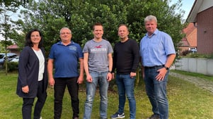 Der Vorstand des Sportvereins Burweg (Juli 2022): V.l.n.r.: Nadine Wessels (Pressewartin), Thomas Süling (2. Vorsitzender), Torben Schreiber (1. Vorsitzender), Sven Stelling (Kassenwart) und Stefan Hellwege (Schriftführer)