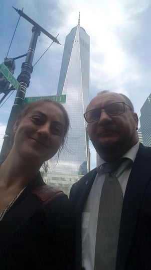 Am Ground Zero mit Alina Saran vom Konsulat - im Hintergrund das 1 WTC