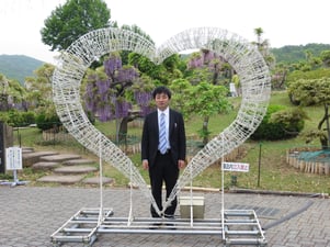 ハートの中に佇む新人営業遠藤。ひとりでは寂しいですね(笑