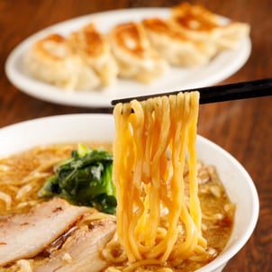 背脂煮干しラーメン＆モチモチ餃子・手打ちラーメン万太郎