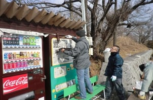 草刈りだけでなく、景観に合わない自販機もダークブラウンに塗装（朝霧さわやかパーキング内）