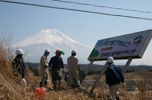 富士山の自然に似合わない不用な看板を撤去