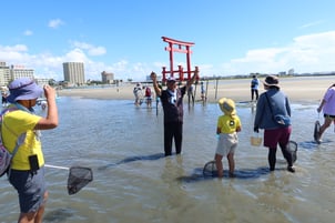 ⑦干潟に上陸してアマモ場の話を聞く