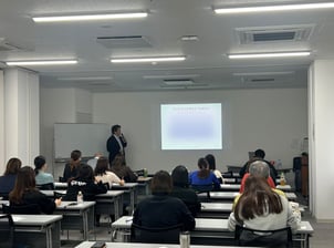 小規模事業者のための業績アップに繋がる集客戦略セミナー講師模様