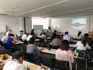 売れるチラシ・名刺・HPの作り方講師模様