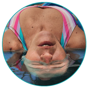 Mujer flotando pecho abierto con cabeza semi sumergida