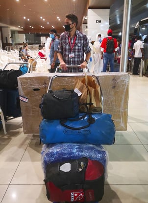 Banges Warten im Kochin International Airport auf den Heimflug nach Zürich.