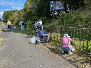 刈り取った草を袋に詰める