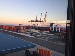 新興津コンテナターミナル管理棟からの眺望