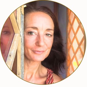 eine sehr zufriedene langjährige Kurs-und Workshop Teilnehmerin, die herausstellt, wie Meikes Yoga-Angebote einen Rahmen schaffen, in denen sich das persönliche Potential entdecken lässt. 