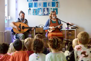 Duo Fideralala in der Kita Kuddelmuddel, 2025, Fotos: Antonia Richter