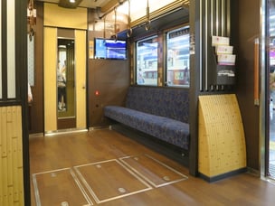 入口付近には犬矢来・ディスプレイで観光案内