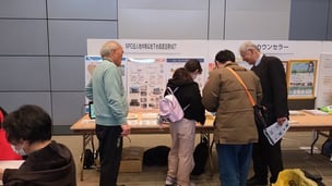 地下水クイズに挑戦する家族