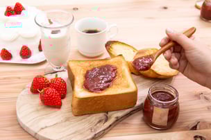 きび糖と無農薬のレモンを使って炊いた こだわりの「紅ジャム」。リピートしていただくお客様も多く、大変嬉しく思います。添加物は入っておりませんので、開栓後は冷蔵庫に入れていただき、お早めにお召し上がりくださいね。