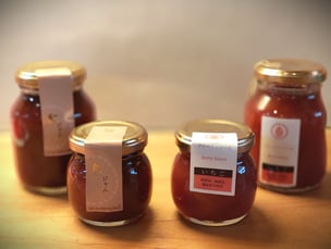 人気の紅ジャムに加えて 新商品のアイベリーソース！香りと酸味をいかしたソースになっています！いつもの100gだけじゃなく、200g入りもご用意していますので、ご家族みんなでたっぷりご堪能いただきたいと思います♪