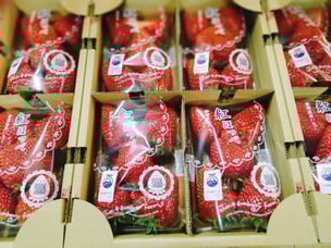 ご家庭用いちごのご準備もございます！デラックスパックや、チビいちごのパックなど、お好みに合わせてお選びくださいね♪　　※ご来店の前にご一報いただけますと、スムーズにご購入いただけます。