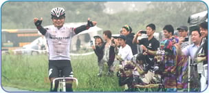 ゴールする選手と観客