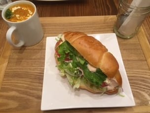 別メニューの明太エッグサンドとオマールエビのビスク