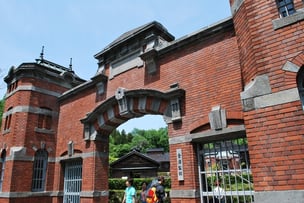 金沢監獄正門。レンガ造に石の帯状装飾を入れるのは当時の洋風建築の流行だそうです。