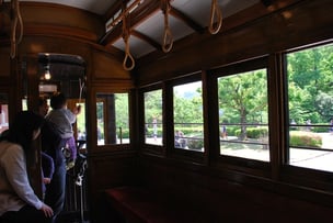 京都市電は明治28年、現在の京都駅近くから伏見までの約6.4kmで開業しました。木造の車両は、ぬくもりを感じさせます。