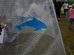 エアセルマットの海に、イルカが泳ぎ始めます。