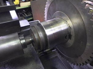 3. オイルシール部溶射後、旋盤仕上げ中