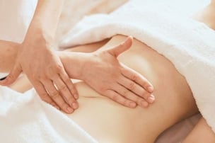 ヘッドマッサージ、腸セラピーなど、全身で１５０分のリンパの技術が学べる全身リンパオイルトリートメントコース