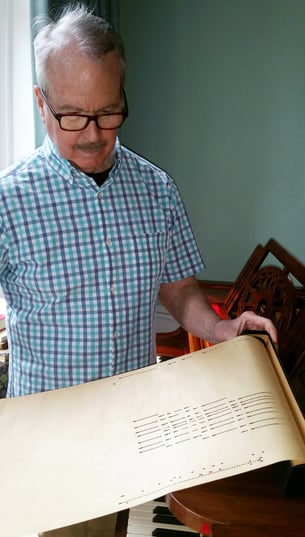 Alt und empfindlich: Lochstreifen-Rollen wie diese lassen aus Papier Töne werden.