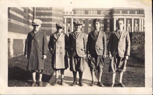 Mein armenischer Großvater kurz nach der Immigration in die USA (2. v. r.)