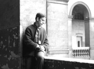 Claus beobachtet im Louvre die vielen Menschen