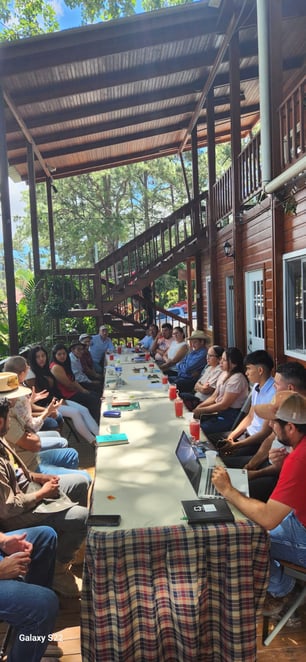 Natural Projekt in Aktion, alle versammelt an einem Tisch auf der Fortaleza