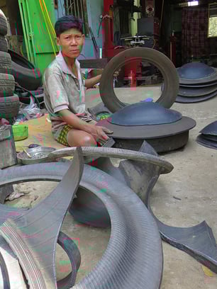 Hier entstehen die typischen Abfallbehälter aus alten Autoreifen. Man sieht sie in ganz Asien.