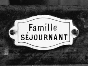 wir standen vor der Wohnungstür, aber niemand war da