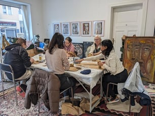 Büsten und Skulpturen modellieren in der ART-Galerie-Benakohell, Foto: Shahla Aghapour