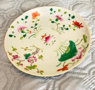  Porcelain plate.  Note small edge chip left side / 磁器の皿。左側の縁に小さな欠けがあります Photo by Mikiko Morimura