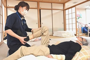 職員からリハビリを受けている様子
