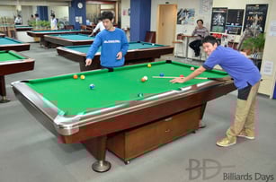 所属プロのミキプロ（左）と店長のコータローさん。ヤラセ写真です、ええ。2人のやらされてる感がイイ