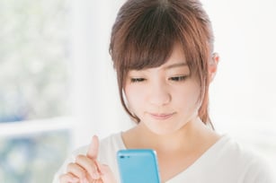 スマートフォン（スマホ）で確認する女性