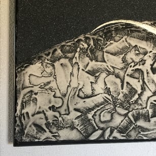 Das Bild ist mit einem Eisenrahmen umfasst.  