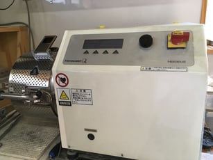 岐阜県多治見市の歯科技工所トーノーデンタルラボラトリーでは、ヘレウスクルツァー社のiQ（高周波真空圧迫鋳造機）を使用。高周波+真空圧迫鋳造タイプです。高周波鋳造による短時間溶解デジタル制御で高周波出力を完全コントロールしオーバーヒートを防ぎます。